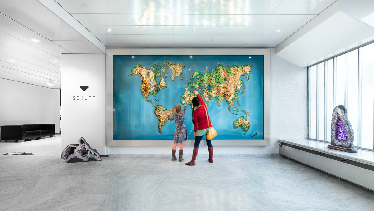 Blick auf die Edelstein-Weltkarte in der Edelsteinausstellung von Schütt
