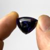 Dieser Tansanit in Triangel-Form und Troika-Schliff besitzt eine besondere Farbe: ein transparentes tiefes Violettblau mit Lila Akzenten. In dem transparenten Edelstein aus der Zoisit-Gruppe sind kleine Einschlüsse sichtbar.