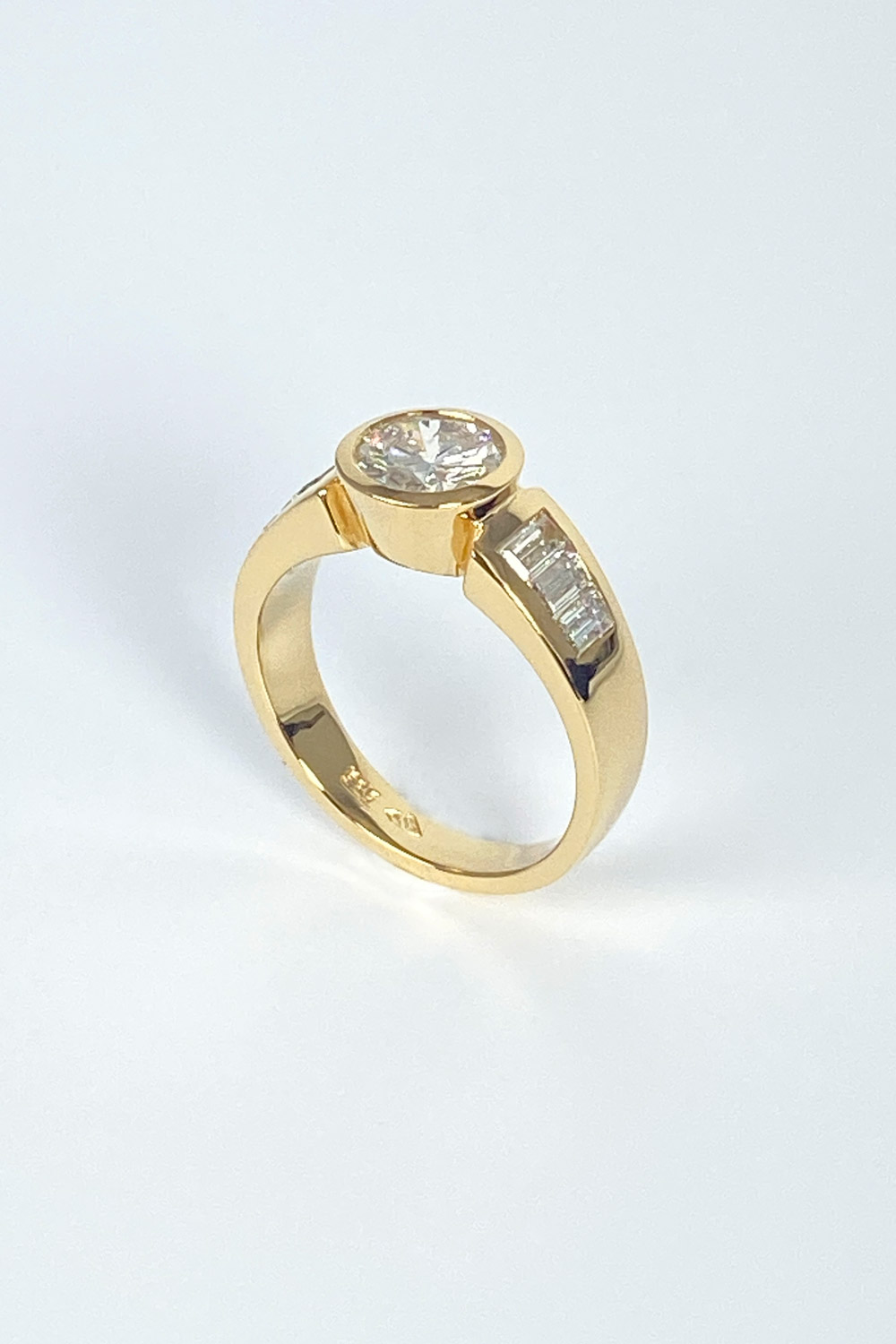 https://www.schuett-edelsteine.de/wp-content/uploads/2021/08/robert-schuett-witwe-edelsteine-schmuck-gold-bergkristall-quartz-anhanger-collier-unikatschmuck-individuell-1.jpg