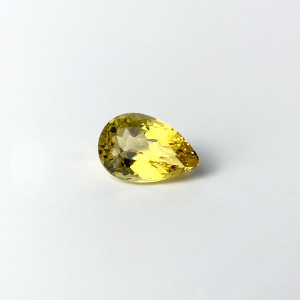 Gelber transparenter Goldberyll in Tropfen-Form und Fantasie-Schliff. Der aus alten Lager stammende Edelstein ist unbehandelt und besitzt keine Einschlüsse.