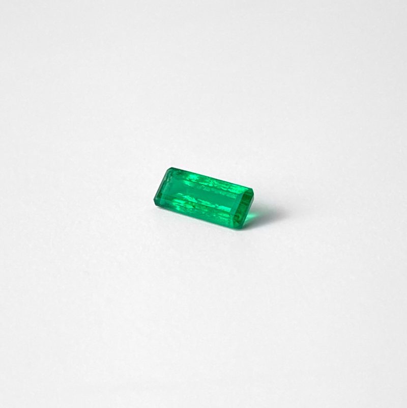 Dieser Achteck Smaragd in treppenschliff strahlt in einem schönen Grünton. Der transparente Edelstein aus der Beryll-Gruppe hat kleine Einschlüsse und stammt aus alten Lager.