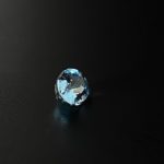 Ovaler hellblauer Aquamarin. Der Edelstein aus der Beryll-Gruppe wurde im Brillant-Schliff geschliffen. Es sind keine Einschlüsse mit dem Auge sichtbar. Der Stein eignet sich für einen schönen Anhänger oder einen Ring.
