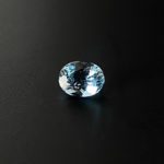 Ovaler hellblauer Aquamarin. Der Edelstein aus der Beryll-Gruppe wurde im Brillant-Schliff geschliffen. Es sind keine Einschlüsse mit dem Auge sichtbar. Der Stein eignet sich für einen schönen Anhänger oder einen Ring.