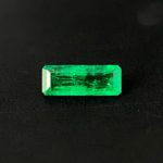 Dieser Achteck Smaragd in treppenschliff strahlt in einem schönen Grünton. Der transparente Edelstein aus der Beryll-Gruppe hat kleine Einschlüsse und stammt aus alten Lager.