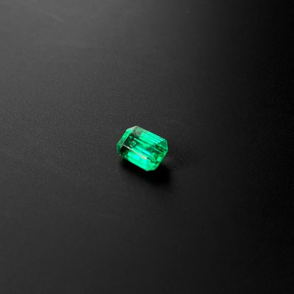 Leuchtend grüner transparenter Achteck Smaragd mit Achteck Schliff. Minimale Einschlüsse.
