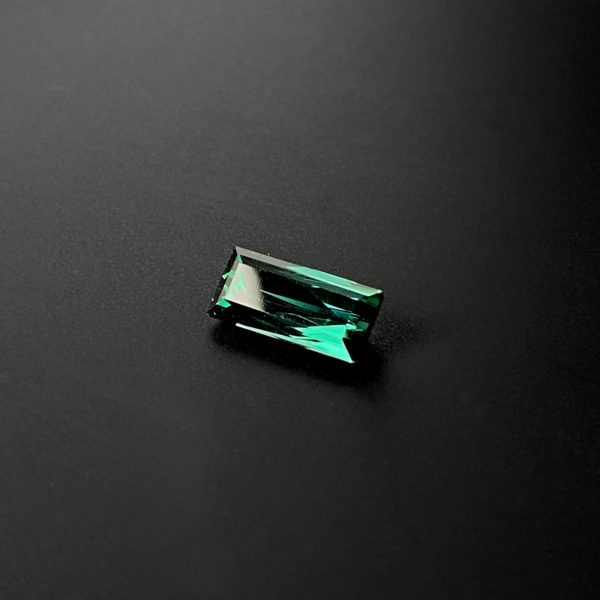 Blaugrüner transparenter Turmalin in Baguette Form und mit Scherenschliff. Der Edelstein aus der Turmalin-Gruppe ist Unbehandelt und ohne Einschlüsse.