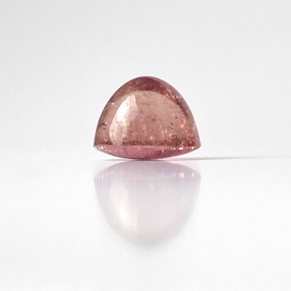 Der Rosé farbene ovale Turmalin in cabochon schliff, besitzt kleine einzigartige Einschlüsse, die bei genauer Betrachtung sichtbar sind. Der Stein ist transparent und unbehandelt.