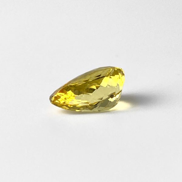 Gelber transparenter Goldberyll in Tropfen-Form und Fantasie-Schliff. Der aus alten Lager stammende Edelstein ist unbehandelt und besitzt keine Einschlüsse.