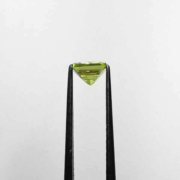 Der hellgrüne/graßgrüne Peridot im Carré und Scherenschliff gehört zur Olivin-Gruppe. Der transparente Edelstein ist unbehandelt und stammt aus alten Lager.