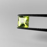 Der hellgrüne/graßgrüne Peridot im Carré und Scherenschliff gehört zur Olivin-Gruppe. Der transparente Edelstein ist unbehandelt und stammt aus alten Lager.