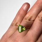 Dieser grüne Edelstein im Trillion-Schliff wird Oliven oder Peridot genannt.