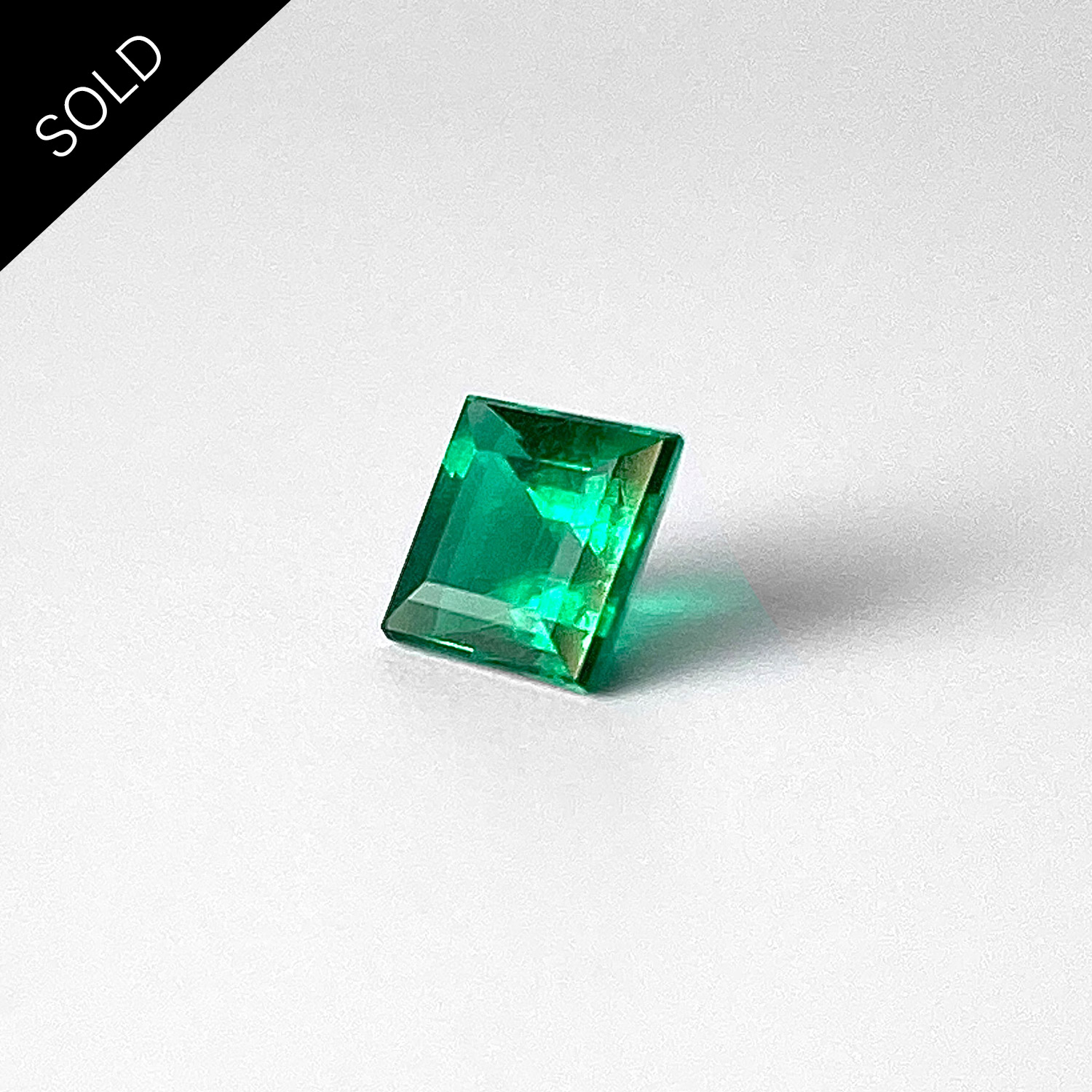 Dieser quadratische Smaragd Emerald wurde von Schütt von hand geschliffen.
