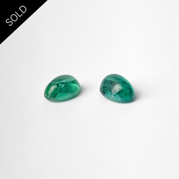 Dieses Paar in Turmalin hat eine ovale Form und eine intensiv grün-blaue Farbe.