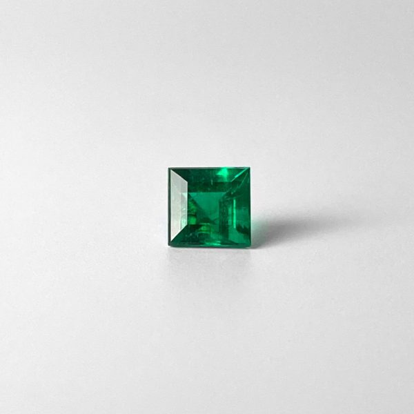 Dieser Edelstein ist ein intensiv grüner Smaragd im Carre-Schliff.