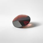 Dieser rote Edelstein ist ein Granat im Fantasieschliff.