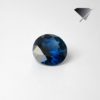 Dieser dunkel blaue Edelstein ist ein runder Saphir.