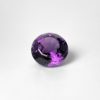 Der aus der Quarz-Gruppe stammende runde Amethyst funkelt in einem kraftvollen Violett Farbton.