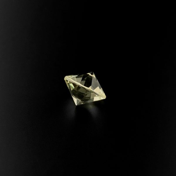 Der transparente runde hell-gelbe/grünliche Heliodor wird der Beryll-Gruppe zugeordnet. Der Edelstein wurde im Star-Cut geschliffen und stammt aus alten Lagern.