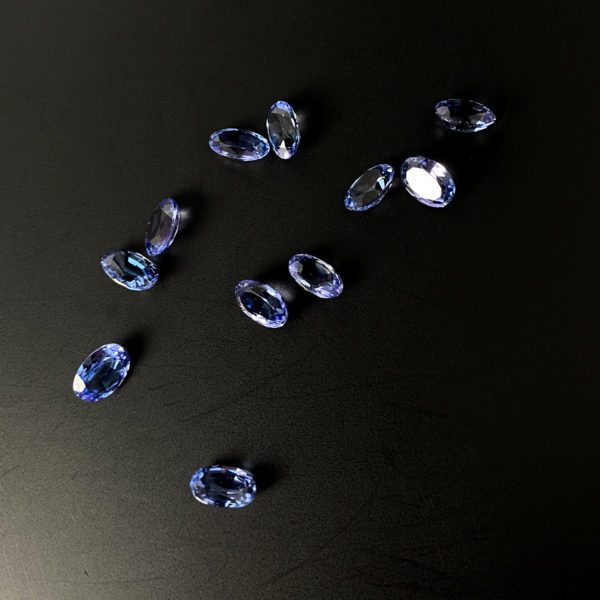Die aus der Zoisit-Gruppe stammenden ovalen blau/violetten Tansanite wurden in Modernen Brilliantschliff in den 70er Jahren geschliffen.