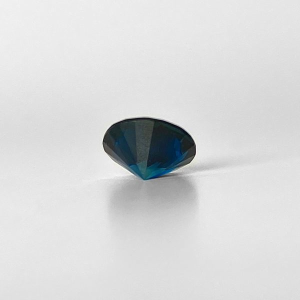 Dieser dunkel blaue Edelstein ist ein runder Saphir.