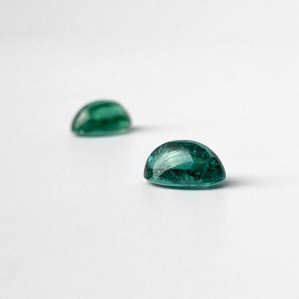 Dieser ovale Edelstein ist ein grün blauer Turmalin im Cabochon Schliff.
