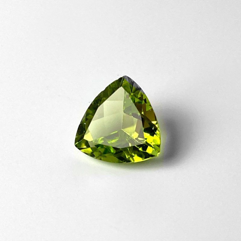 Dieser grüne Edelstein im Trillion-Schliff wird Oliven oder Peridot genannt.
