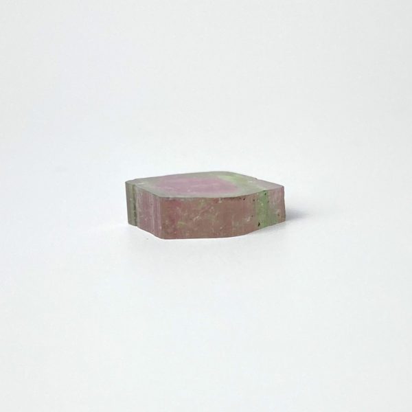 Wassermelonen-Turmalin als Querschnitt angefertigt. Ideal als Stein für einen Anhänger.