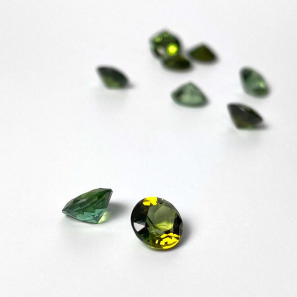 Dieser runde Edelstein ist ein grün gelber Turmalin im modifiziertem Brillantschliff.