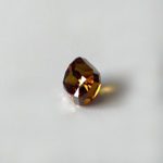 Dieser Edelstein ist ein orange-gelblicher Diamant im Cushion Cut.