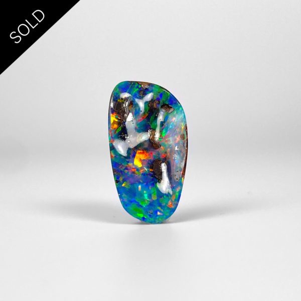 Dieser bunte Edelstein ist ein Boulder Opal aus Australien.