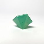 Dieser grüne Edelstein in Hexagon Form ist ein Chrysopras.
