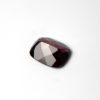 Dieser rote Edelstein ist ein Granat mit einem Schliff in Kissenform.