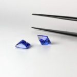 Dieses Paar Edelsteine sind Tansanite in der Form Carré in Blau-Violetter Farbe.