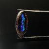 Dieser bunte Edelstein ist ein Boulder Opal aus Australien.