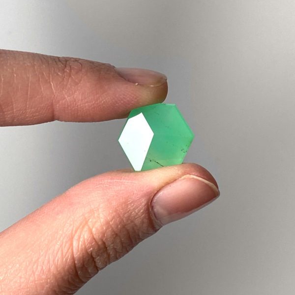 Dieser grüne Edelstein in Hexagon Form ist ein Chrysopras.