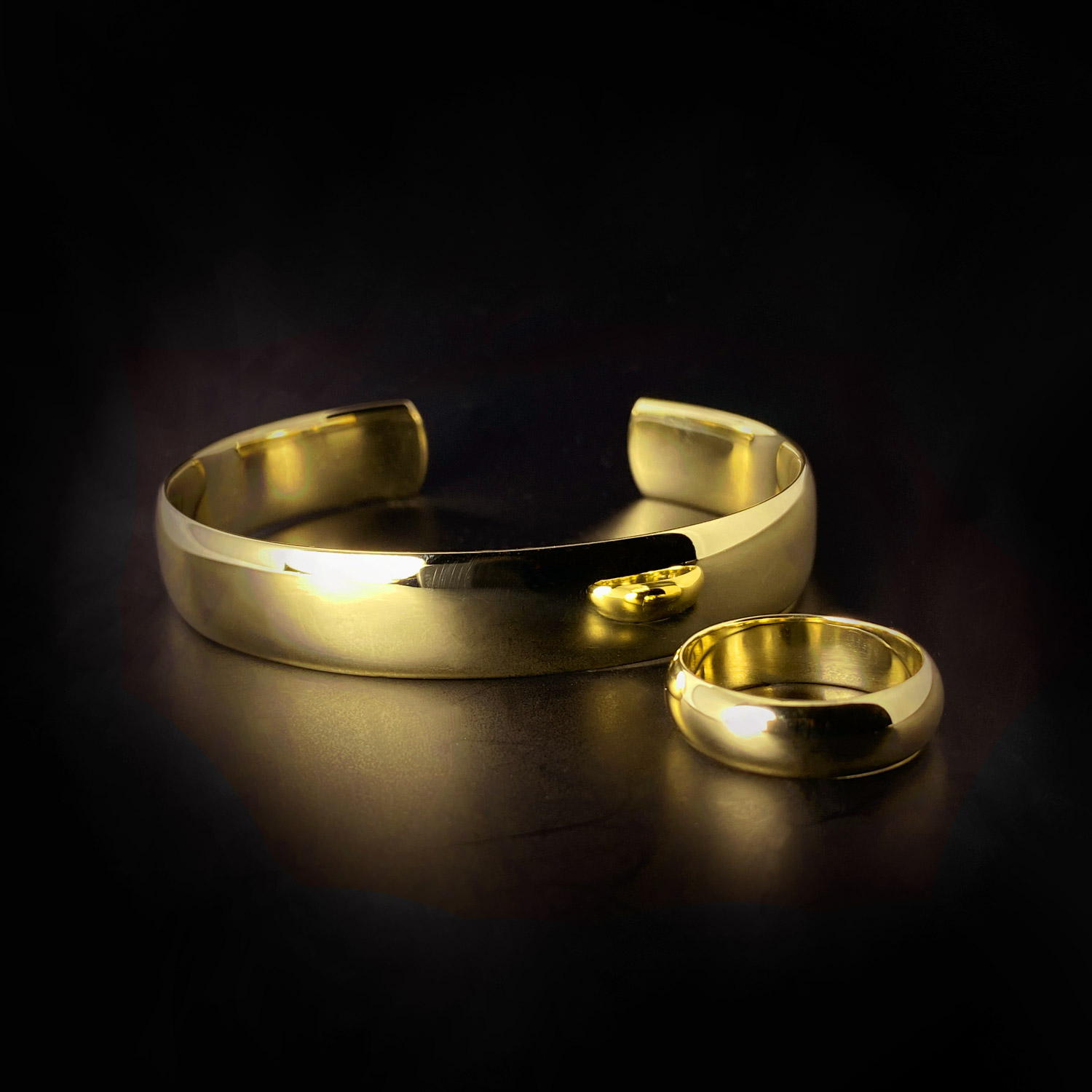 Zeitloses Set aus Gold, handgeschmiedeter Armreif und Ring.