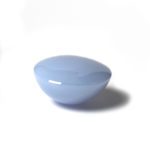 Dieser helle blaue Edelstein ist ein Chalzedon und im Cabochon Schliff.
