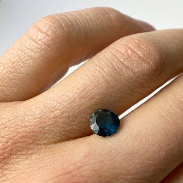 Dieser blau Edelstein in runder Form ist ein Turmalin im Brillant Schliff - er wird Indigolith genannt.