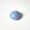 Dieser helle blaue Edelstein ist ein Chalzedon und im Cabochon Schliff.