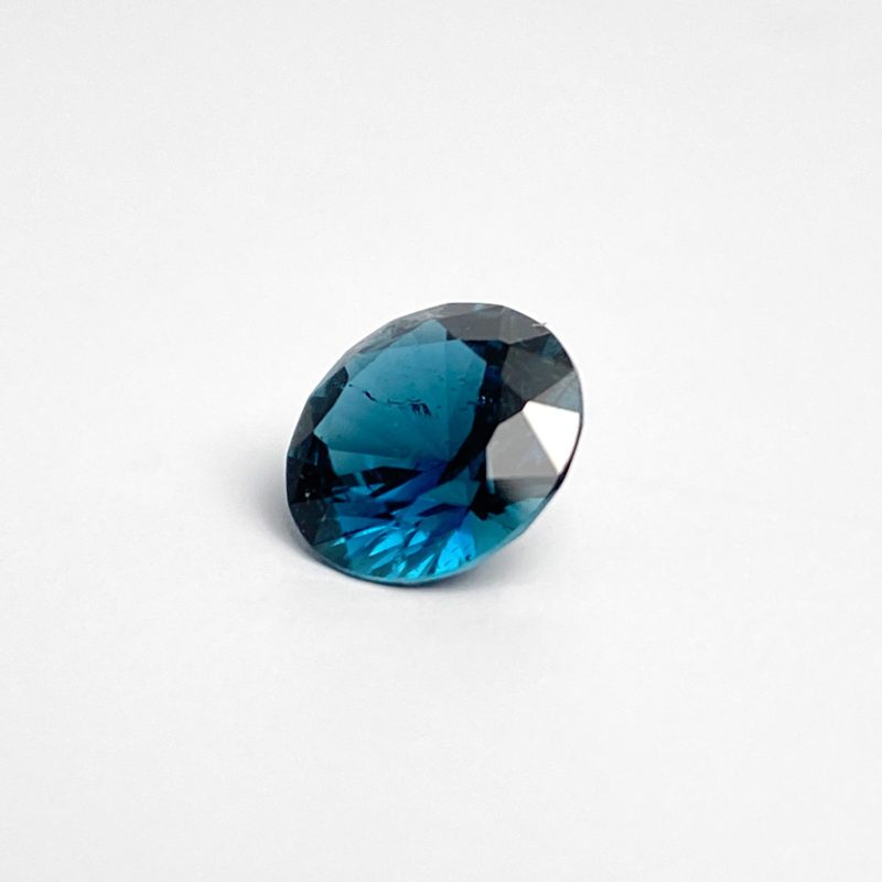 Dieser blau Edelstein in runder Form ist ein Turmalin im Brillant Schliff - er wird Indigolith genannt.