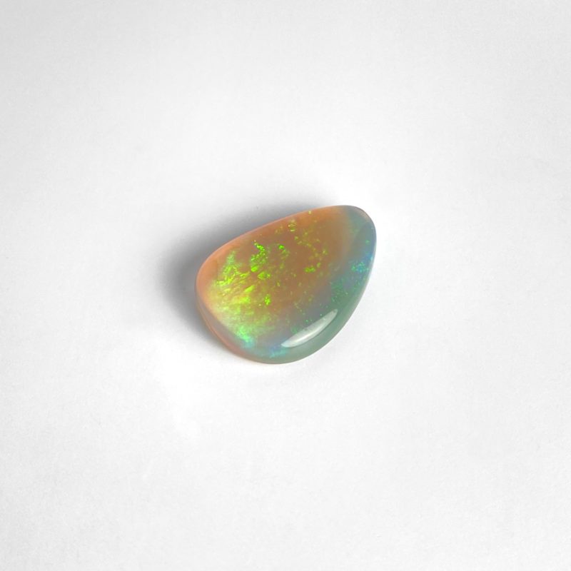 Dieser farbige Opal aus Australien ist in einer Fantasieform geschliffen.