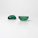 Dieser grüne Edelstein ist ein Turmalin im Cabochon Schliff und ovaler Form.