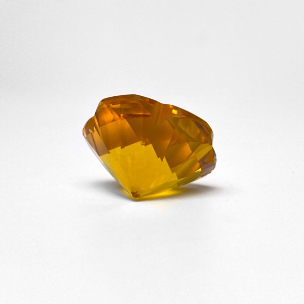 Dieser nachhaltige Edelstein von Schütt ist ein gravierter Citrin in gelb.