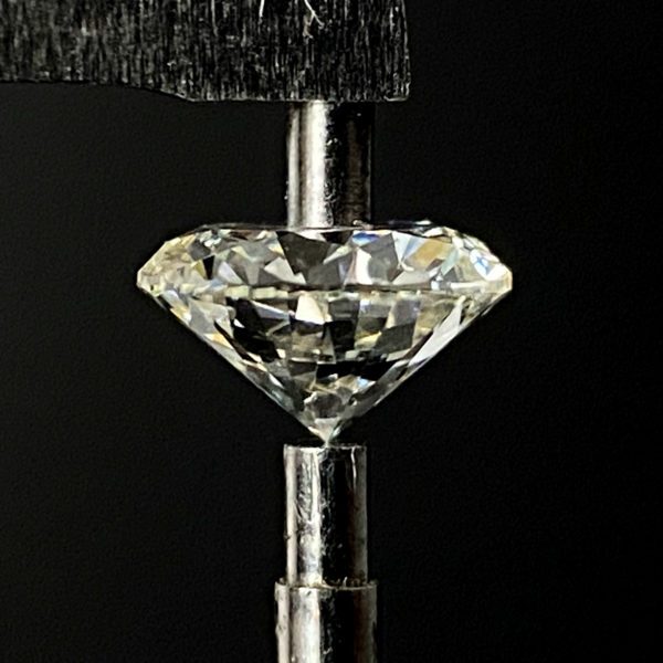 Dieser Edelstein ist ein Diamant der von Schütt geschliffen wurde.