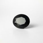Dieser Edelstein ist eine schwarze tektit facettiert oval.