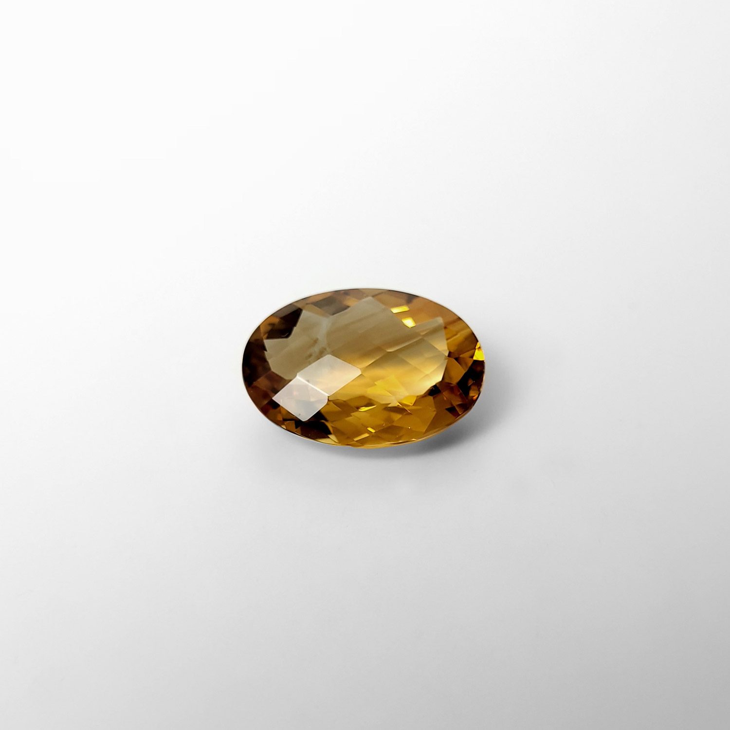 Dieser nachhaltige Edelstein von Schütt ist ein oval facettiert Citrin in gelb.
