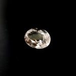 Dieser ovale Morganit ist ein Lachs farbener Edelstein der zur Gruppe der Berylle gehört.