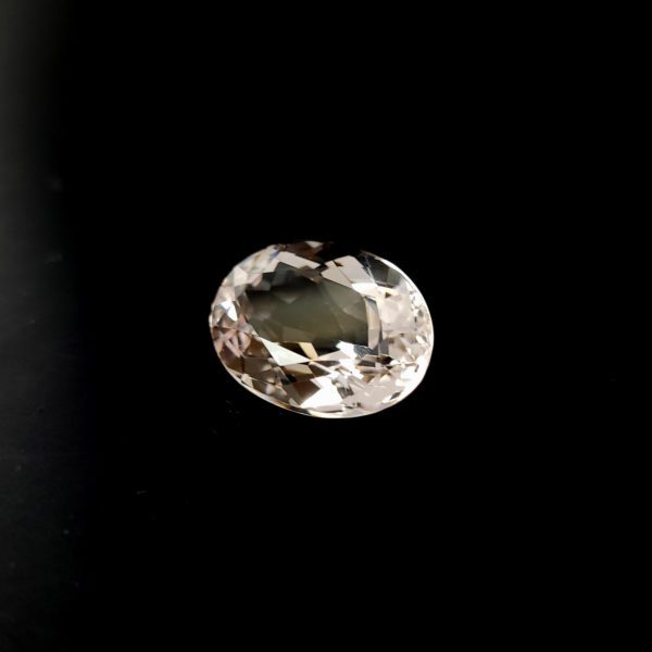 Dieser ovale Morganit ist ein Lachs farbener Edelstein der zur Gruppe der Berylle gehört.