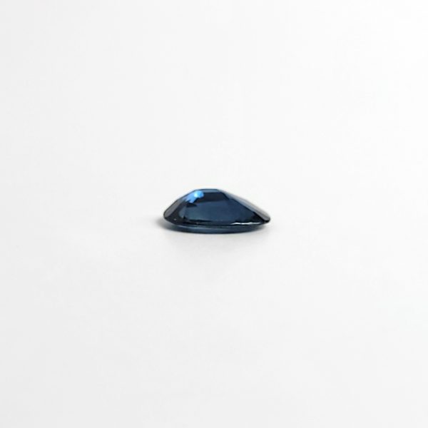 Dieser dunkel blaue Edelstein ist ein ovaler Saphir.