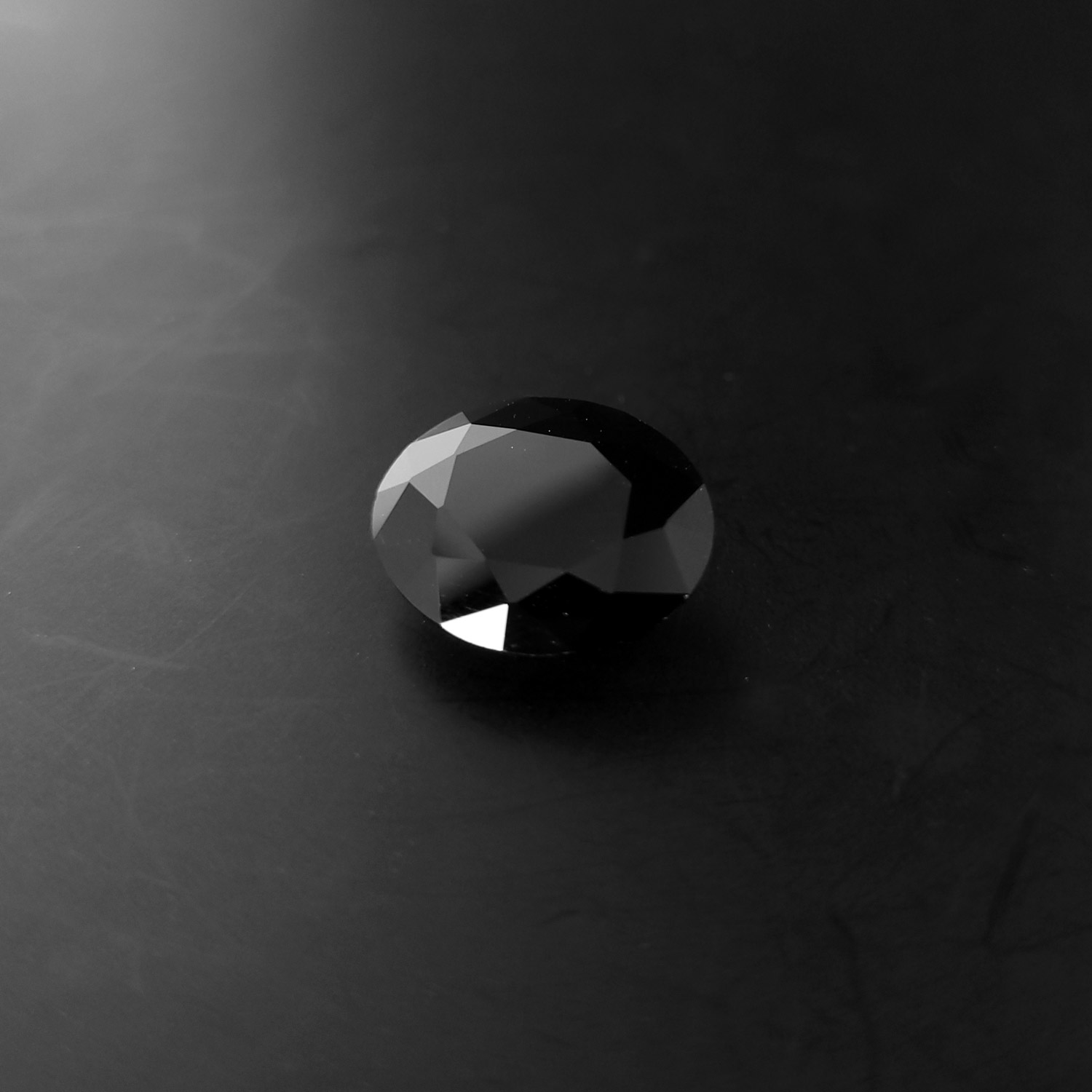 Dieser Edelstein ist eine schwarze tektit facettiert oval.